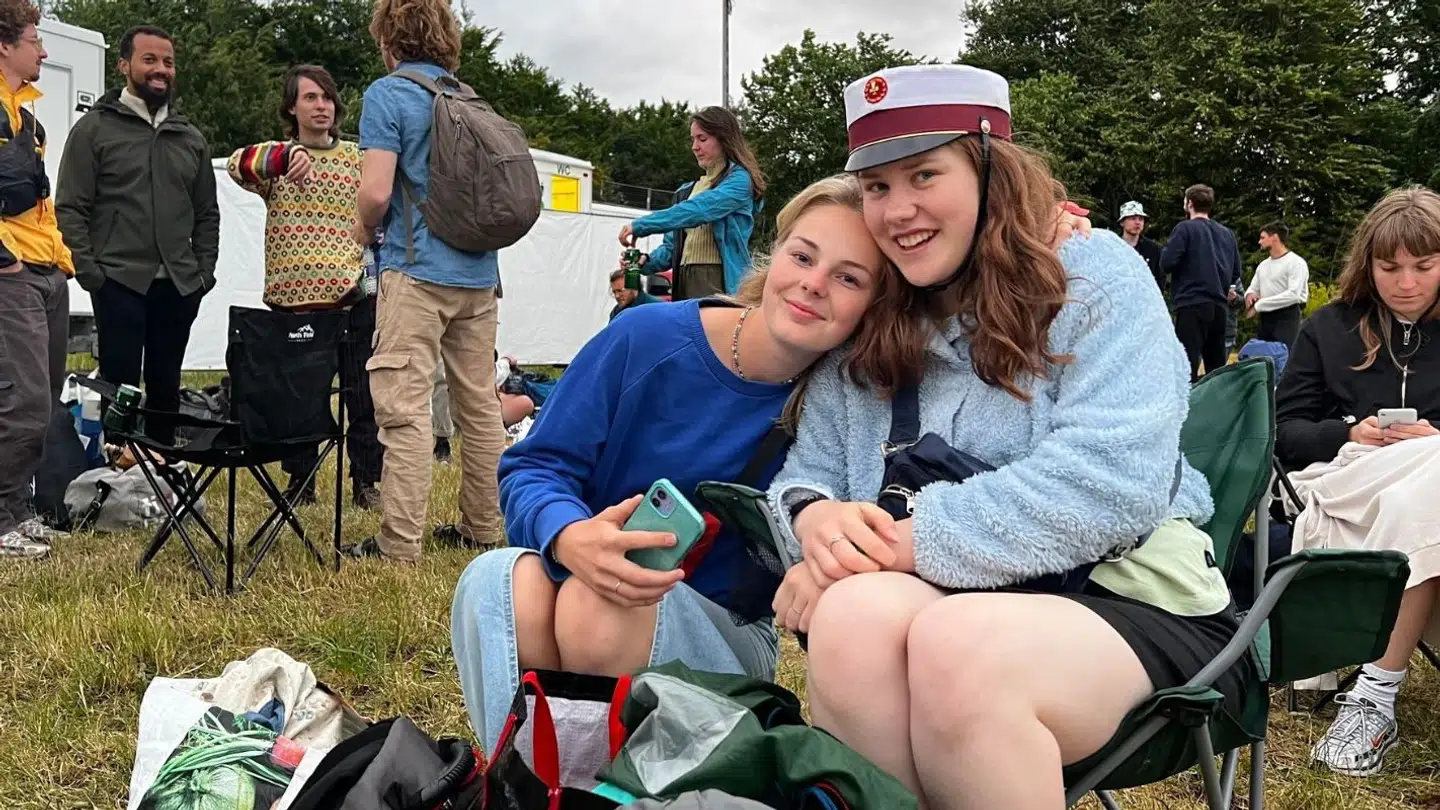 Veninderne Julie og Kathrine venter forgæves på at komme ind på Roskilde Festival, men billetsystemet er nede.