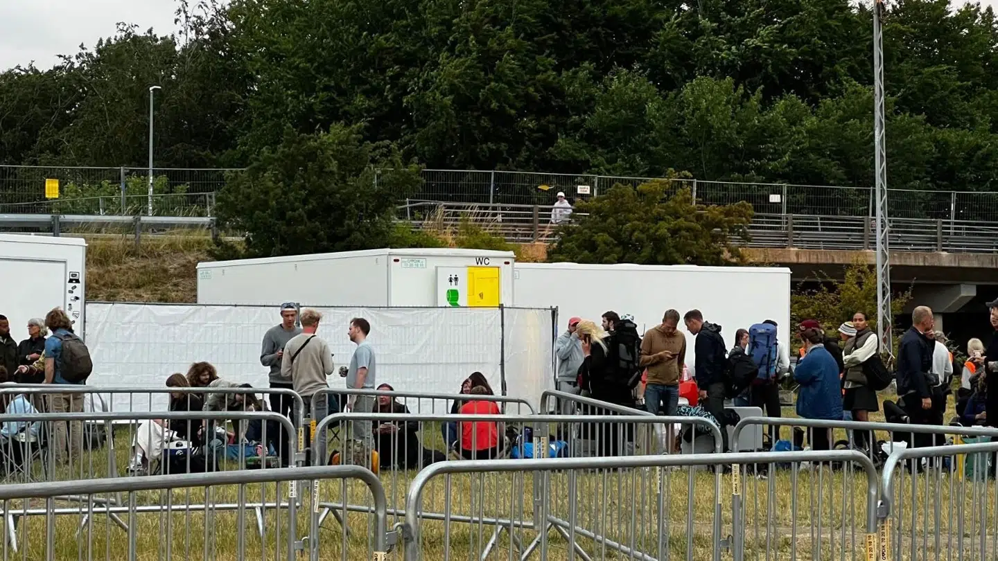 Ticketmaster er tirsdag aften nede på ubestemt tid. Det betyder, at folk ikke kan komme ind på Roskilde Festival, og der opstår kø.