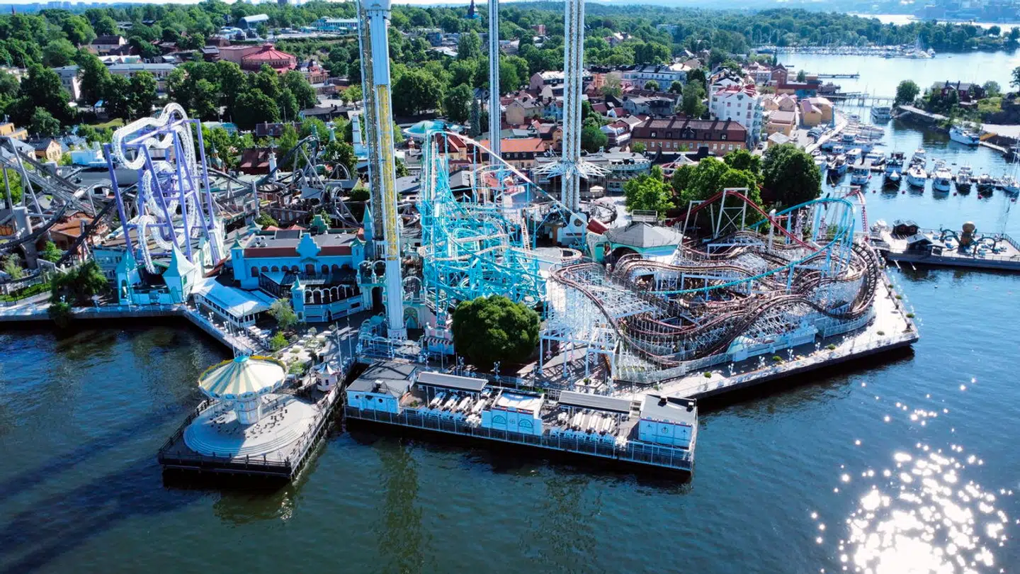 Jetline er bare en af mange rutsjebaner og forlystelser i Gröna Lunds Tivoli, der ligger i Stockholm.
