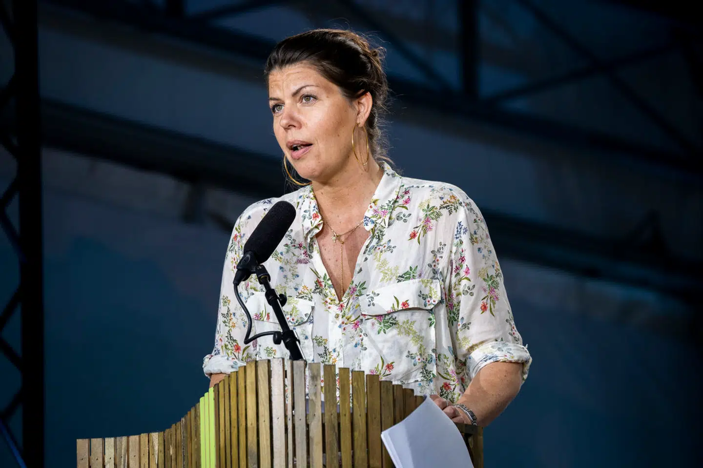 En liter mælk i et køleskab under Folkemødet har sat gang i en heftig debat i Alternativet. Her holder partiets politiske leder, Franciska Rosenkilde, tale på Bornholm.