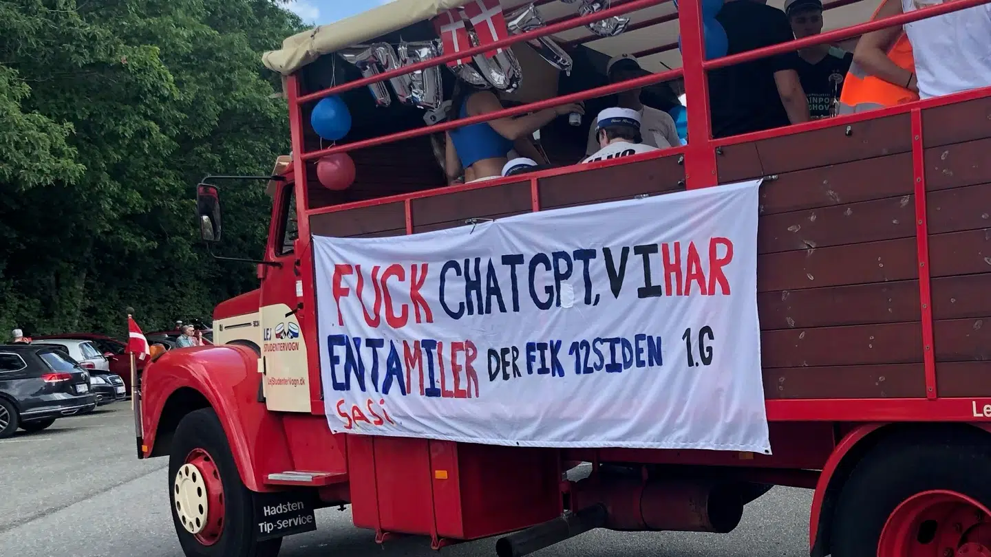 Oliver Sasikarans evner på skolebænken scorede ham en omtale på studentervognens banner: 'Fuck ChatGPT, vi har en tamil, der fik 12 siden 1. g'.