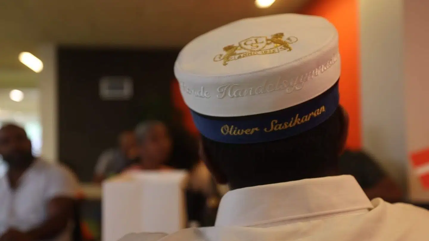 En HHX udløser en blå hue, og derfor er Olivers hue blå.