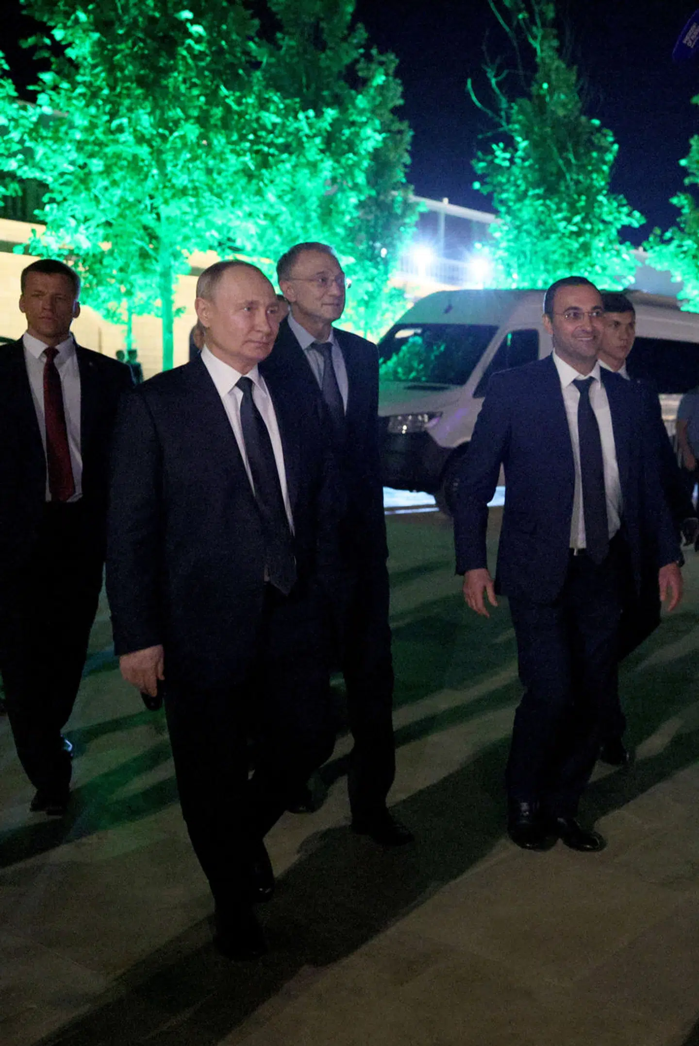 Her ses den russiske præsident være på vej hen til de forsamlede borgere i byen Derbent i Dagestan.