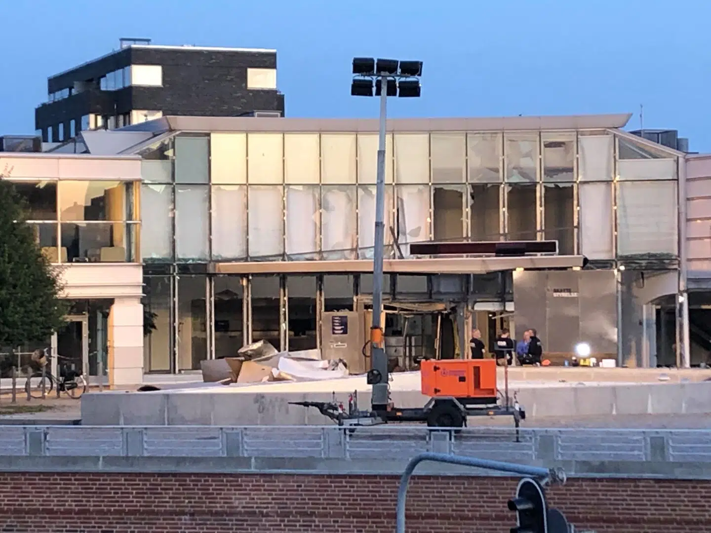 Det meste af facade på Skattestyrelsens bygning på Østbanegade på Østerbro blev kraftigt beskadiget.