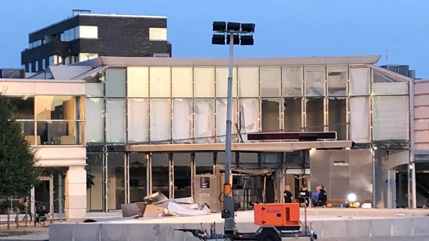 Det meste af facaden på Skattestyrelsens bygning på Østbanegade på Østerbro blev kraftigt beskadiget.