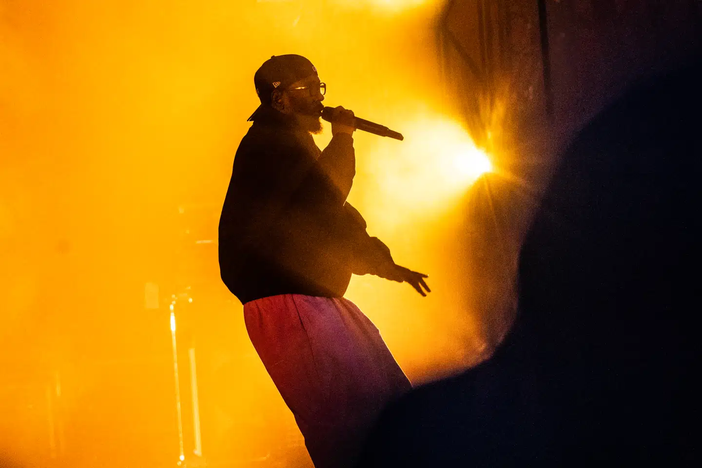 Kendric Lamar bådet i lys på Orange Stage.