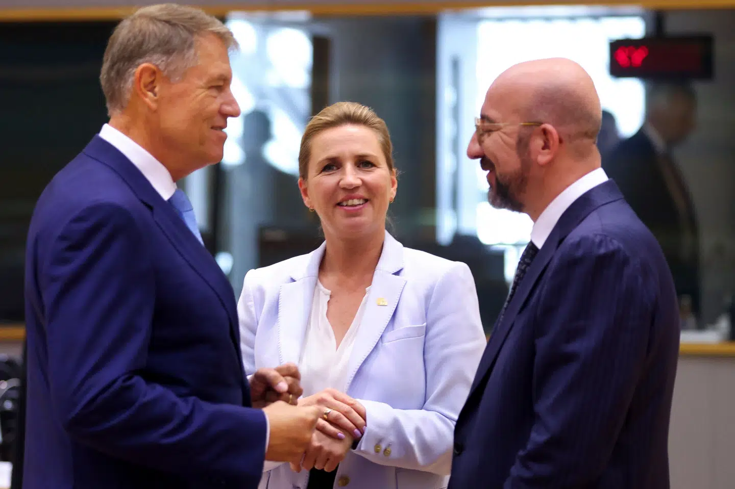 Statsminister Mette Frederiksen (S) ses her med den rumænske præsident, Klaus Iohannis, (tv) og EU-præsident Charles Michel. EU-lederne er samlet torsdag og fredag til topmøde i Bruxelles. Johanna Geron/Reuters