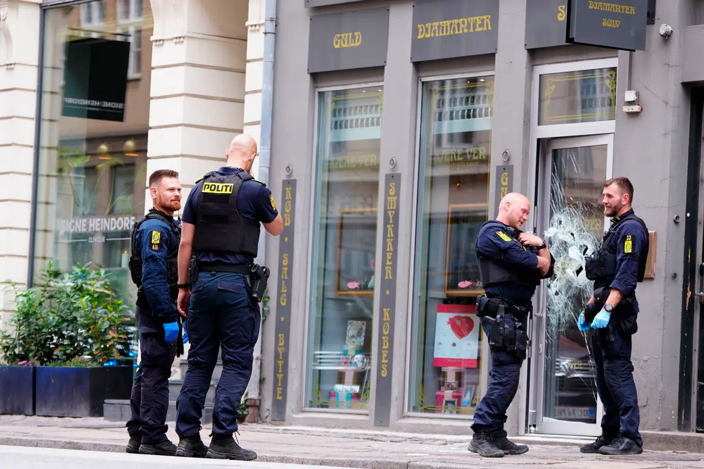 Der er store huller i ruden ved indgangen til juvelerforretningen i København.