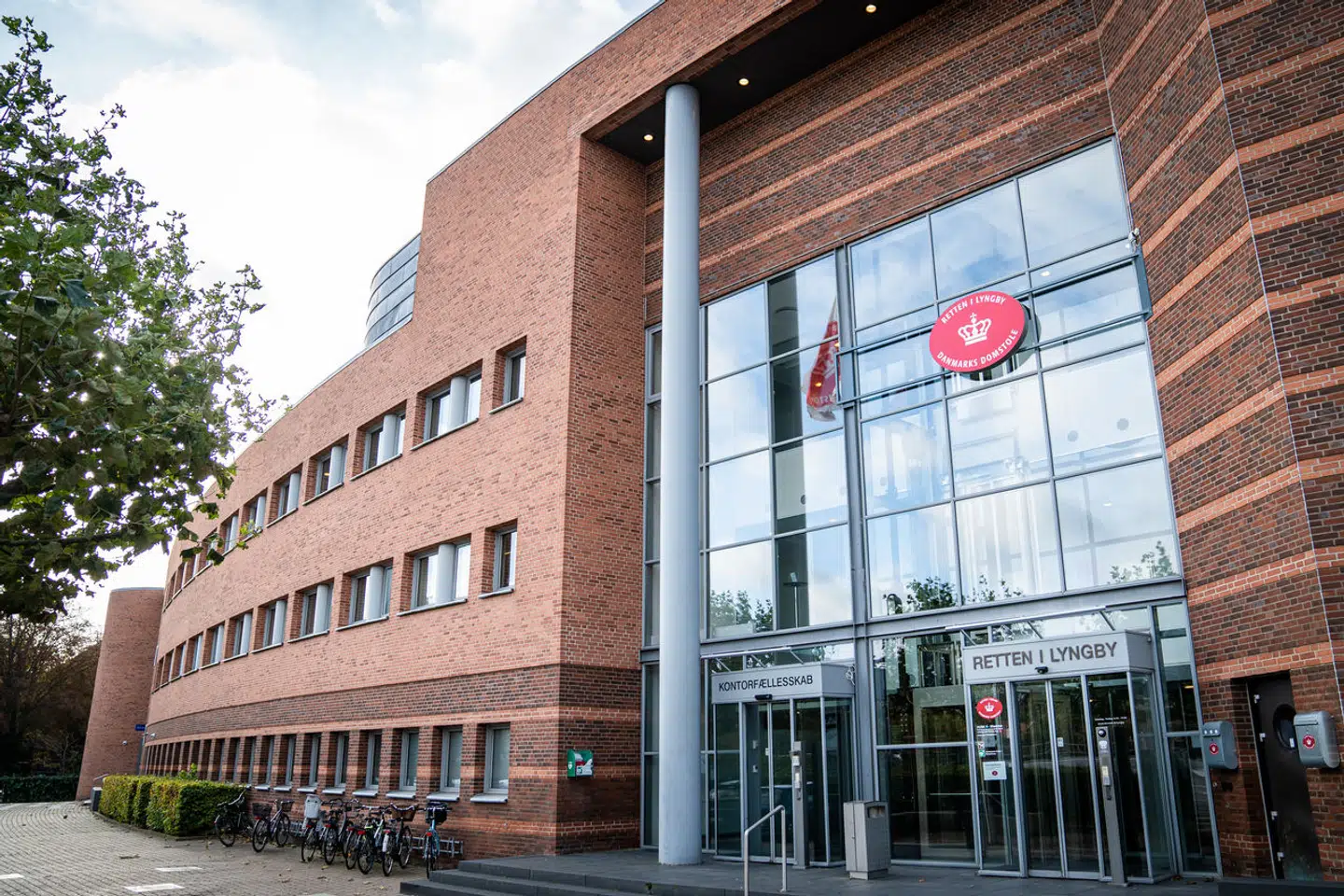 Det er her ved byretten i Lyngby, at den 33-årige mand fredag står tiltalt for hjemmerøveriet i Hellerup.