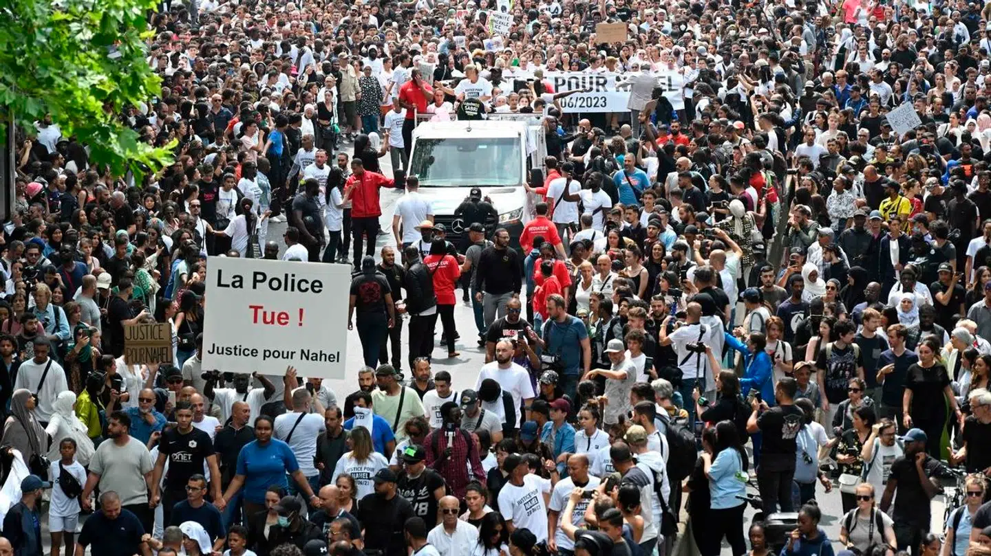 I den franske forstad Nanterre har flere tusinde demonstreret efter drabet på den 17-årige dreng, Naël.
