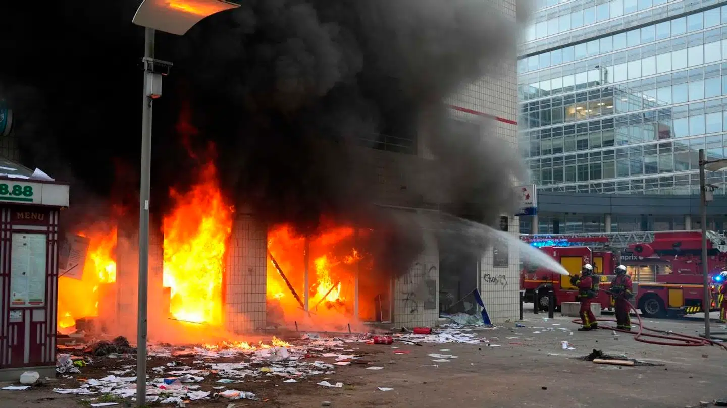 Der er blevet sat ild til den franske bank Credit Mutuel, der ligger i Nanterre.