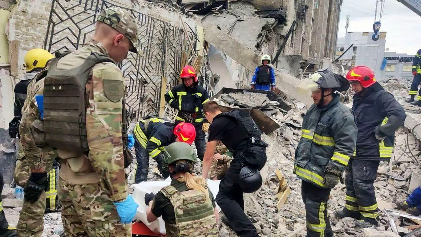 Redningsfolk arbejdede hårdt på at få folk reddet ud fra murbrokkerne efter angrebet.