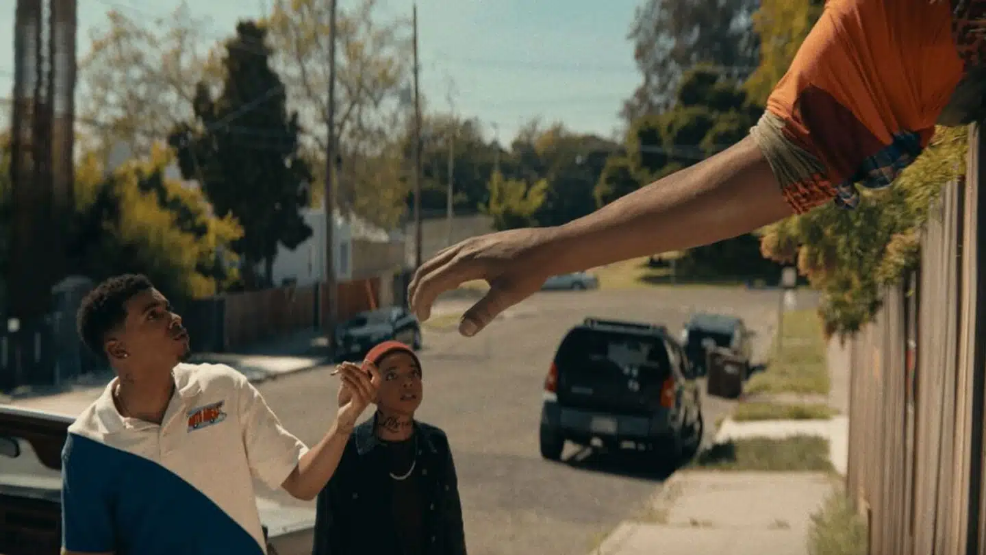 I am Virgos hovedperson er fire meter høj. Det er ikke en superkraft i konventionel forstand. Foto: Prime Video.