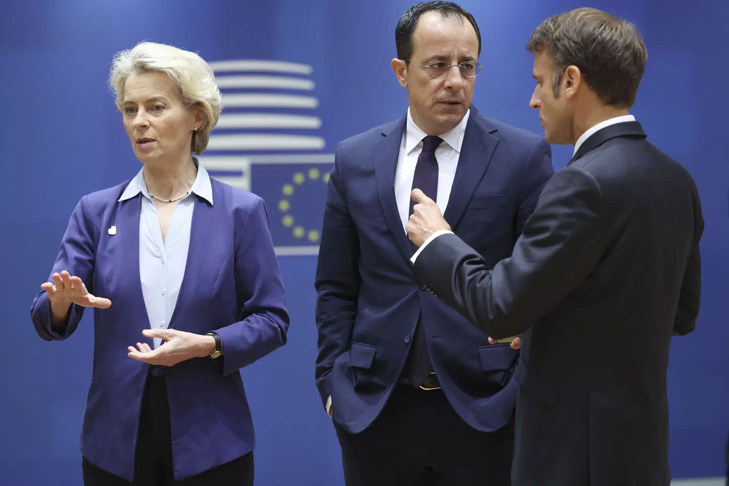 EU-Kommissionens formand, Ursula von der Leyen, har i løbet af foråret flere gange talt om vigtigheden af at mindske risikoen i EU's forhold til Kina. Hun ses her under EU-topmøde fredag i Bruxelles sammen med den franske præsident, Emmanuel Macron (til højre) og Cyperns præsident Nikos Christodoulides.