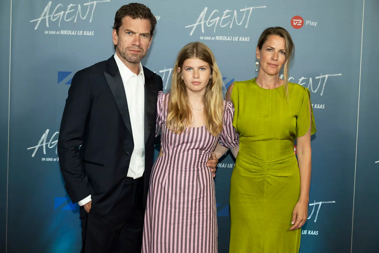 Nikolaj Lie Kaas med sin hustru Anne Langkilde og parrets yngste datter Esther til gallapremieren på serien.