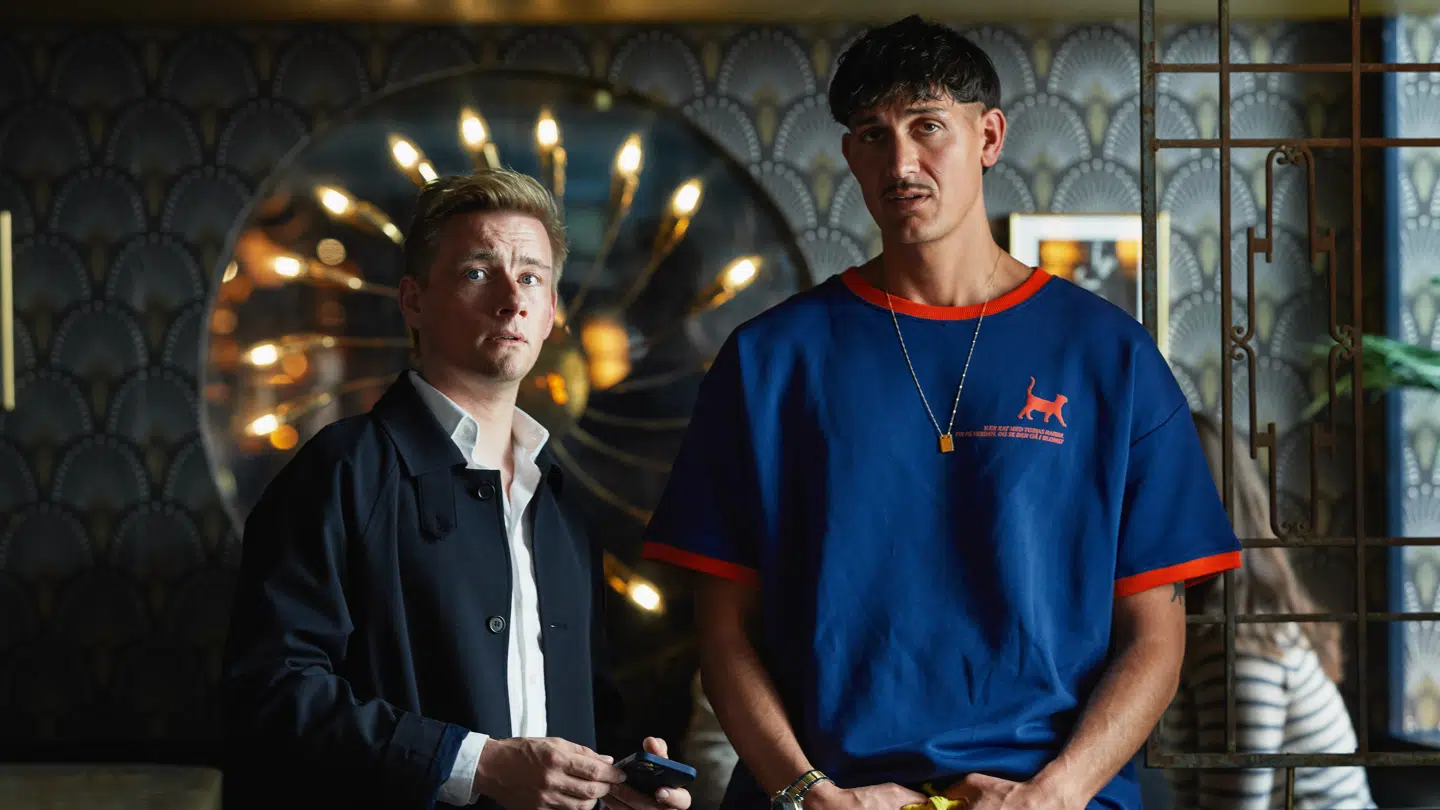 Scene fra Nikolaj Lie Kaas' nye komedieserie 'Agent'. Her Esben Smed og Tobias Rahim.