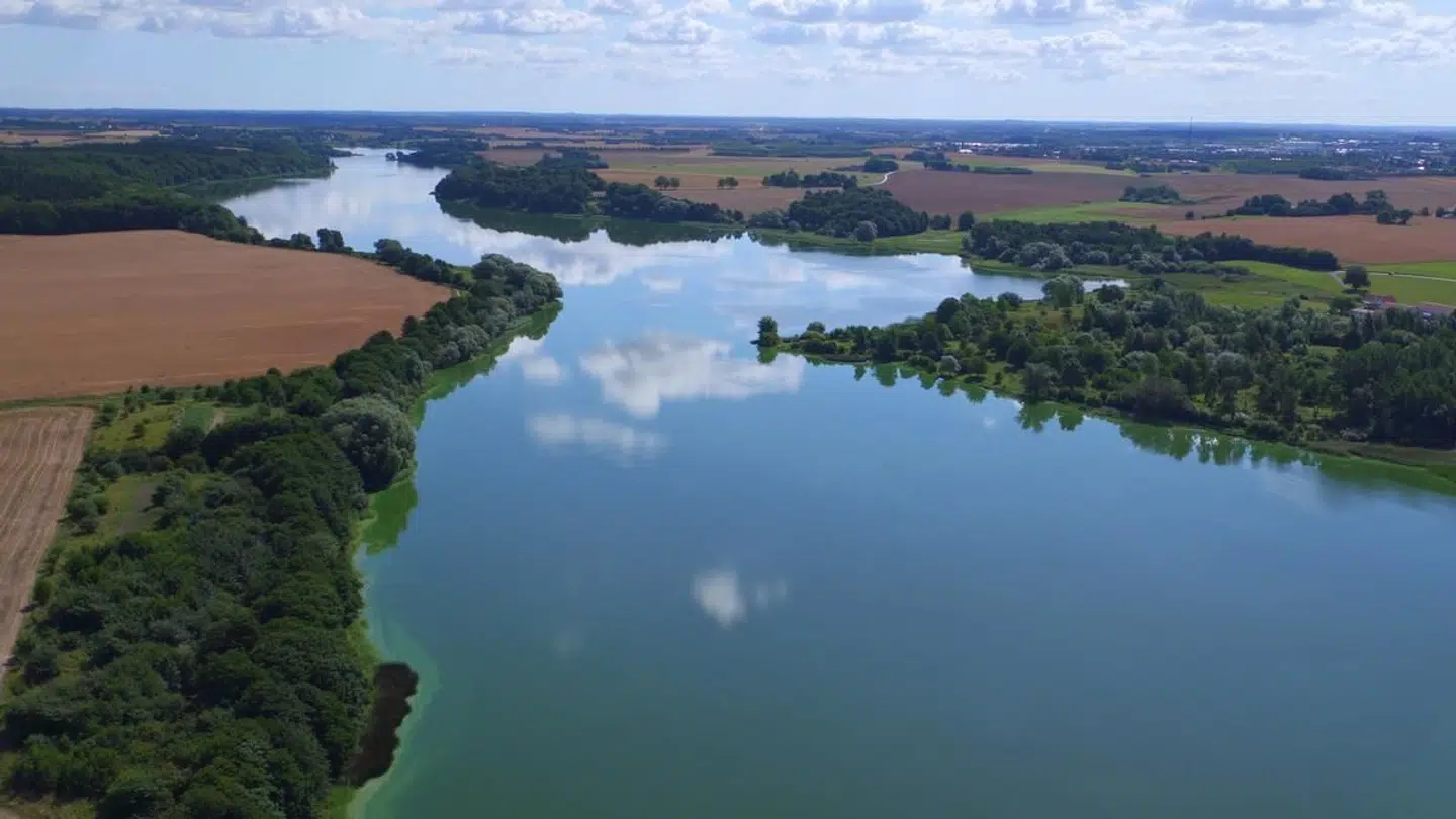 Haraldsted Sø kaldes også for Langesø på grund af dens aflange form. Den er cirka seks kilometer lang og på det bredeste sted 600 meter bred.