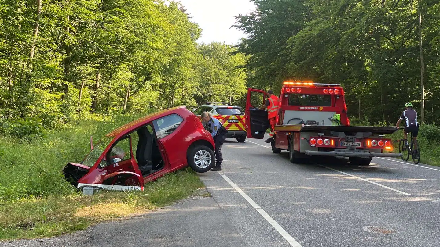 Her ses bilen, der er havnet i grøften på Guldborgvej på Lolland.