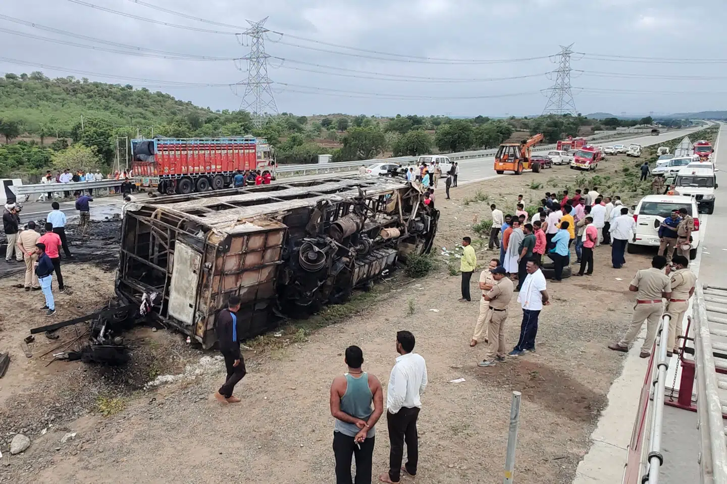 Mindst 25 mennesker blev dræbt og otte andre kvæstet, da en bus kørte galt og brød i brand på en motorvej i det vestlige Indien omkring 400 kilometer fra landets finansielle hovedstad, Mumbai. Gajanan Mehetre/Ritzau Scanpix