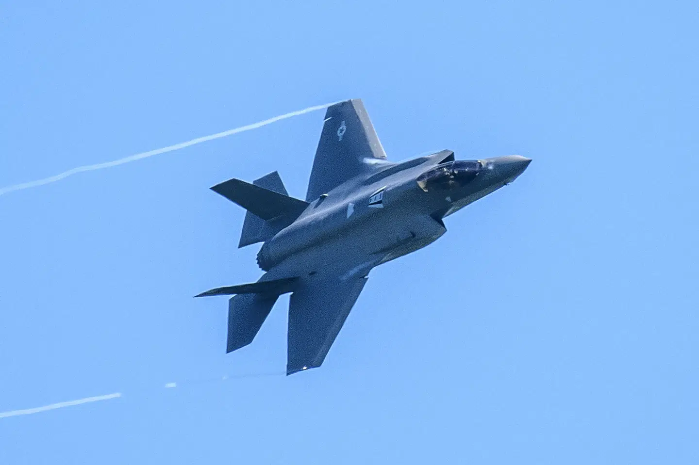 Danmark har købt i alt 27 F-35-kampfly, der på sigt skal erstatte F-16-flyene. 1. oktober 2023 lander de fire første af de nye fly i Skrydstrup. (Arkivfoto).