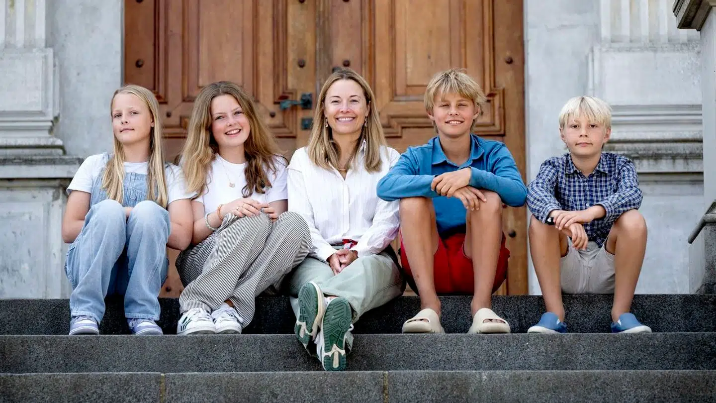 Louise Iuel Albinus sammen med sine døtre, Marie-Louise og Elisabeth Rose, samt med sine to gudbørn, Alfred og Winston.
