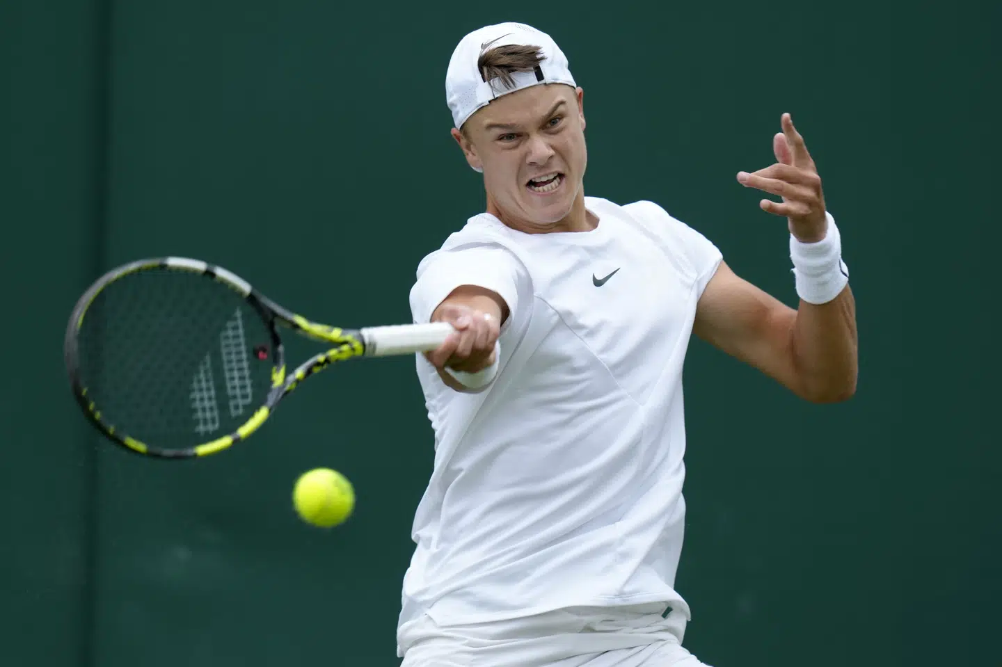 Holger Rune og modstanderen måtte søge ly for regnen efter et enkelt sæt tirsdag. Kirsty Wigglesworth/Ritzau Scanpix