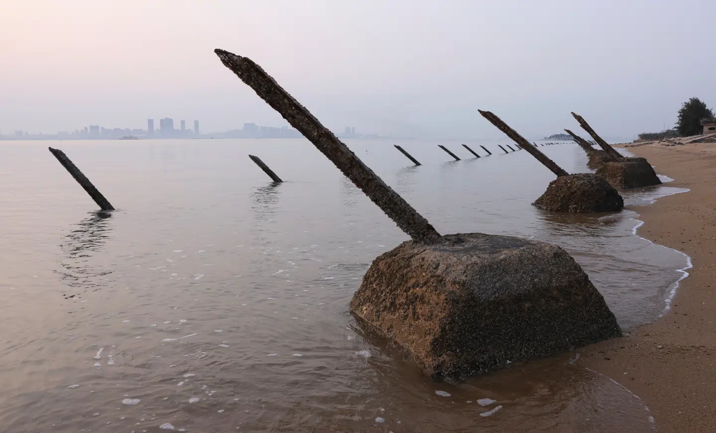 Man kan ane den kinesiske Xiamen fra Kinmenøerne, som er en del af Taiwan. Her ved Taiwanstrædet forbereder man sig på at forsvare sig. Foto: Koki Katoka, Scanpix
