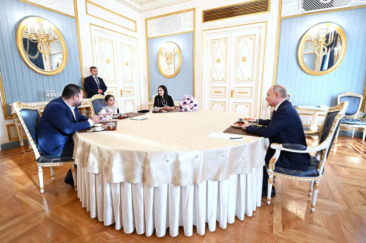Her ses familien sidde til bords med Putin.