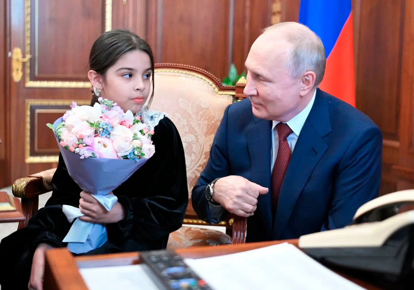 Raisat Akipova blev ifølge Kreml vist rundt på Vladimir Putins kontor under mødet.