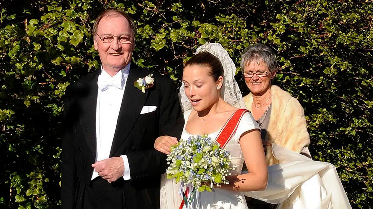 Louise 'Duddi' Albinus på sin bryllupsdag med sin far ved sin side.