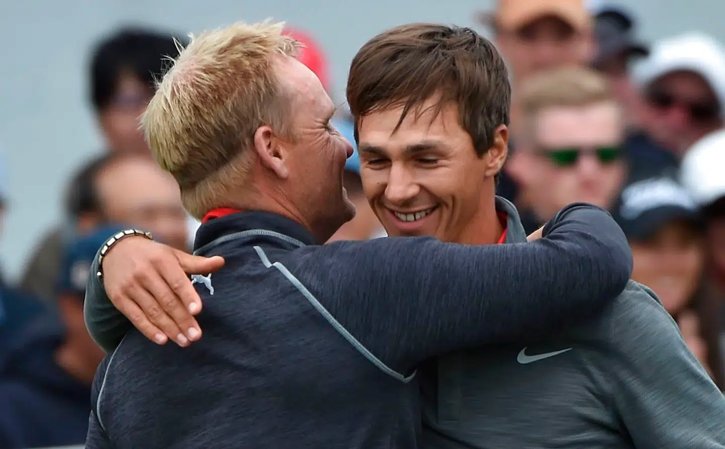 Søren Kjeldsen og Thorbjørn Olesen giver hinanden et kram efter World Cup-sejren i december 2016.