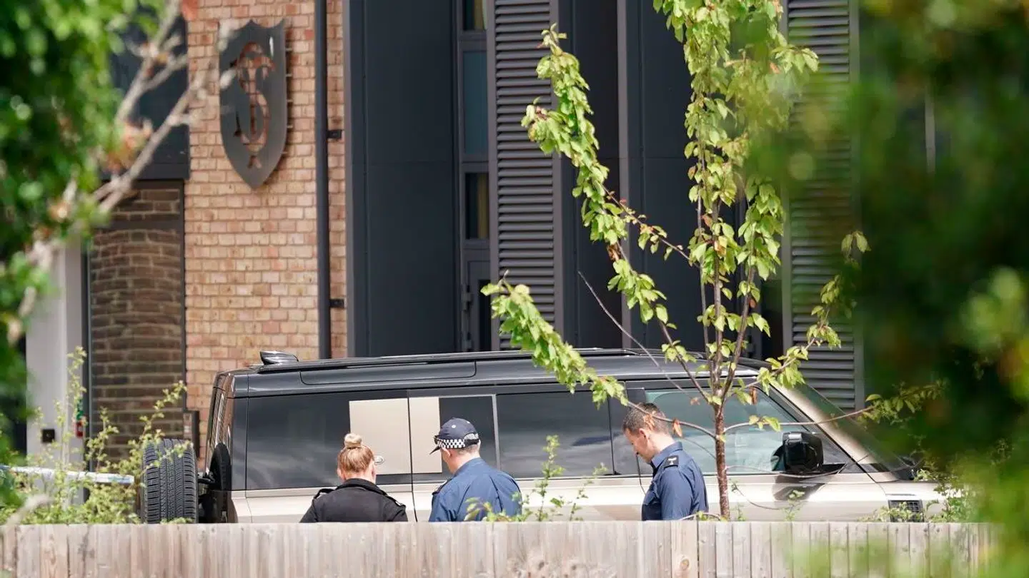 En otteårig pige er død efter, at en Land Rover kørte ind i en skolebygning i Wimbledon i London.