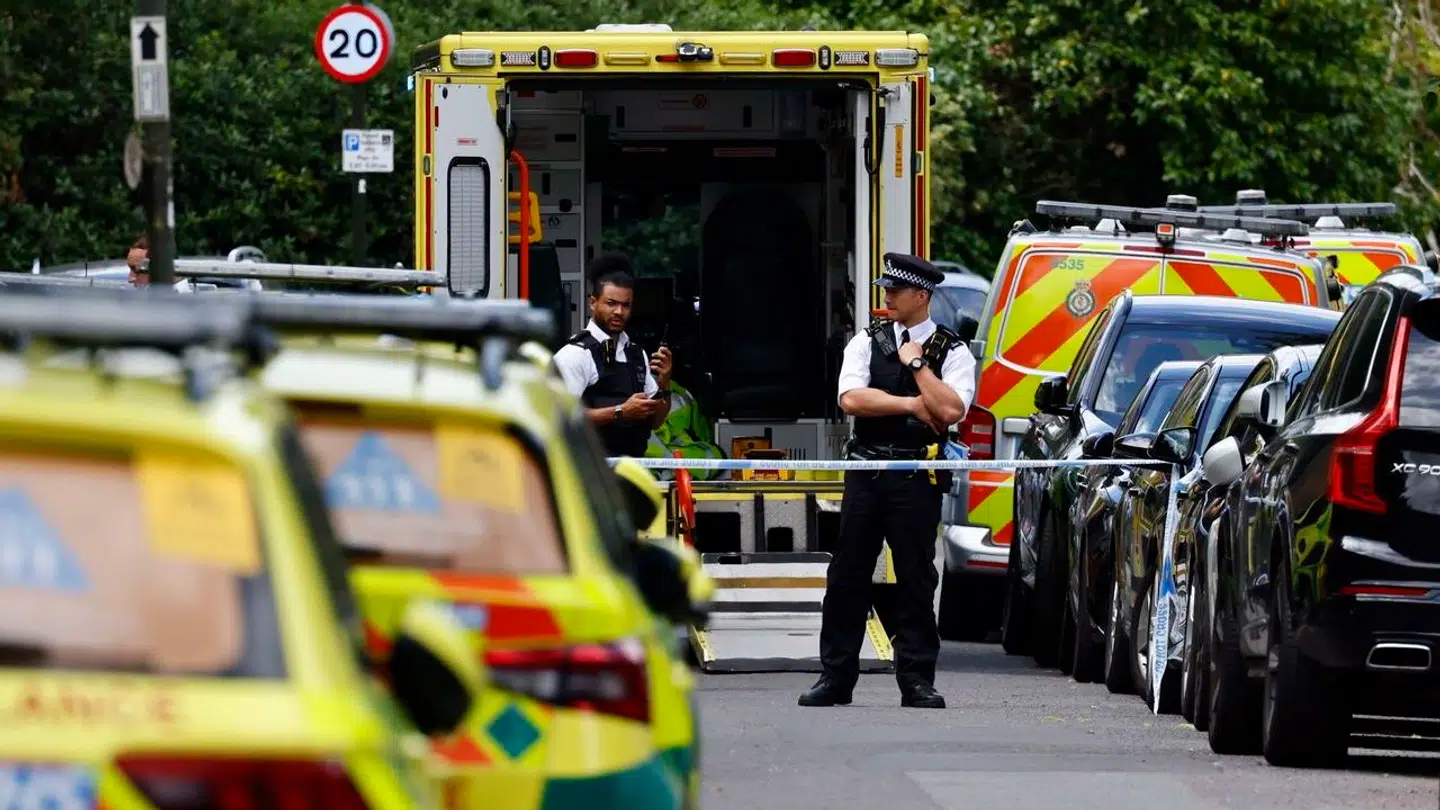 Mange redningsfolk var i aktion i forbindelse med, at en Land Rover bragede ind i skolebørn i Wimbledon i London torsdag.
