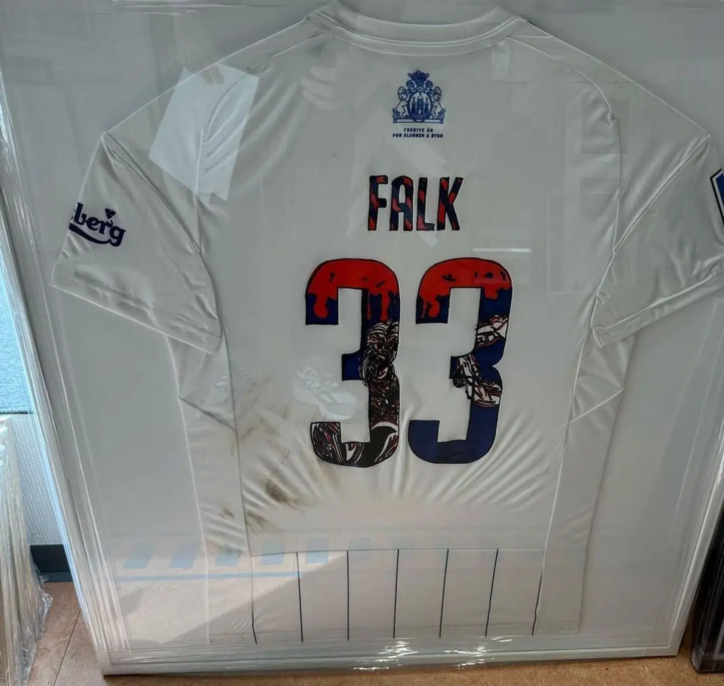 Denne fodboldtrøje købte Anders Breinholt gennem en auktion hos Lauritz.com. Men de 30.000 kroner, han betalte for den, som skulle gå til SMILfonden, er aldrig nået frem. Foto: Anders Breinholt / Instagram.