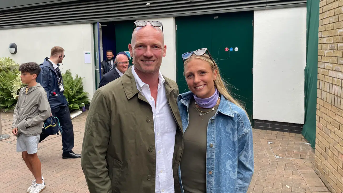 Josefine Høgh og Lasse Sjørslev så Holger Runes første kamp ved årets Wimbledon.