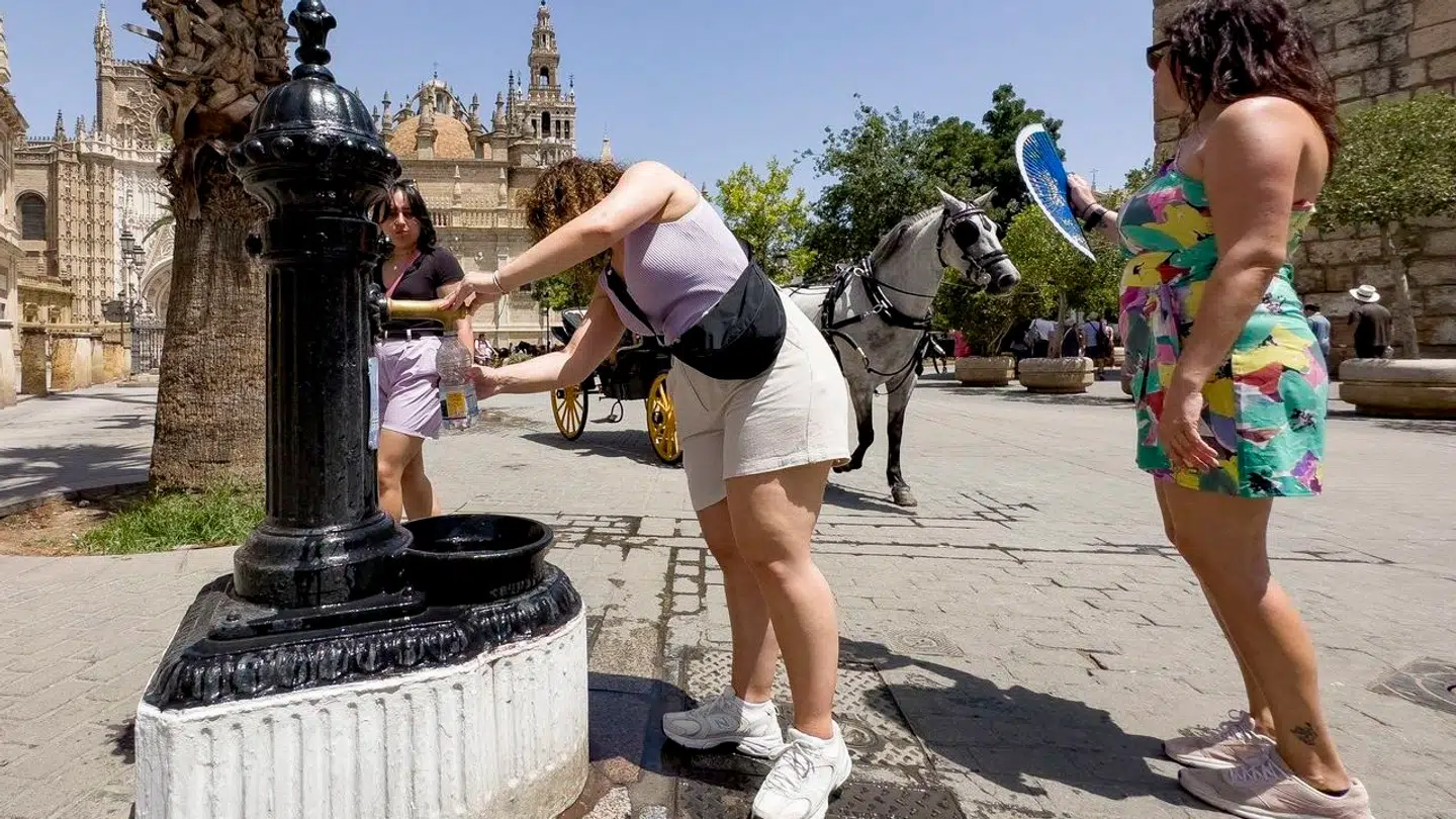 Ekstrem høje temperaturer rammer Spanien i næsten uge. Billedet stammer fra Sevilla, hvor to kvinder allerede i slutningen af juni havde det varmt.