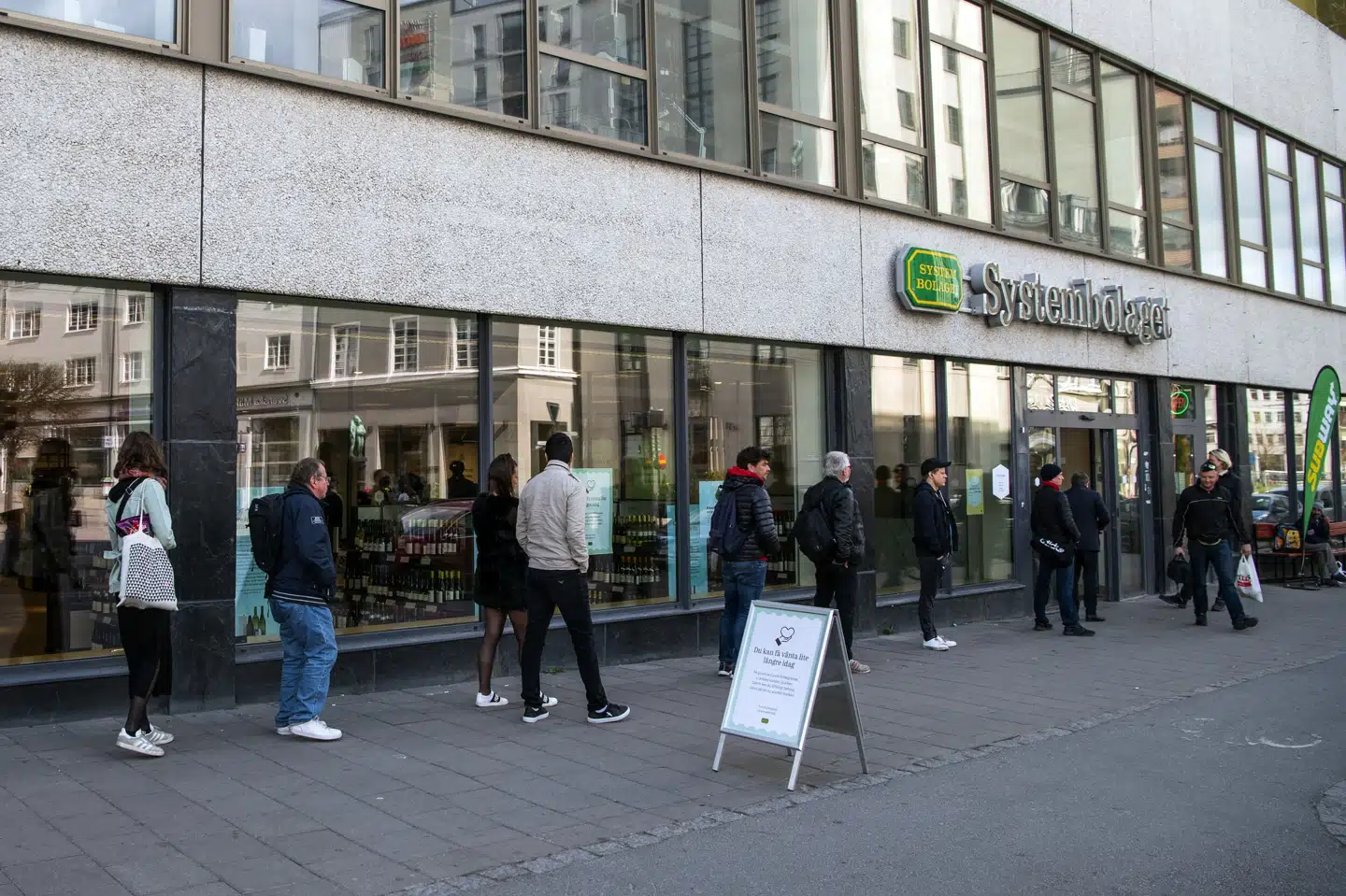 Folk foran Systembolaget i bydelen Sundbyberg i Stockholm. Det svenske alkoholmonopol mente, at den danske e-vinhandel Winefinder brød loven, da det solgte og sendte sine produkter til svenskere på deres private adresser. Men det afviser landets højesteret i en afgørelse med henvisning til EU-retten. Jonathan Nackstrand/Ritzau Scanpix