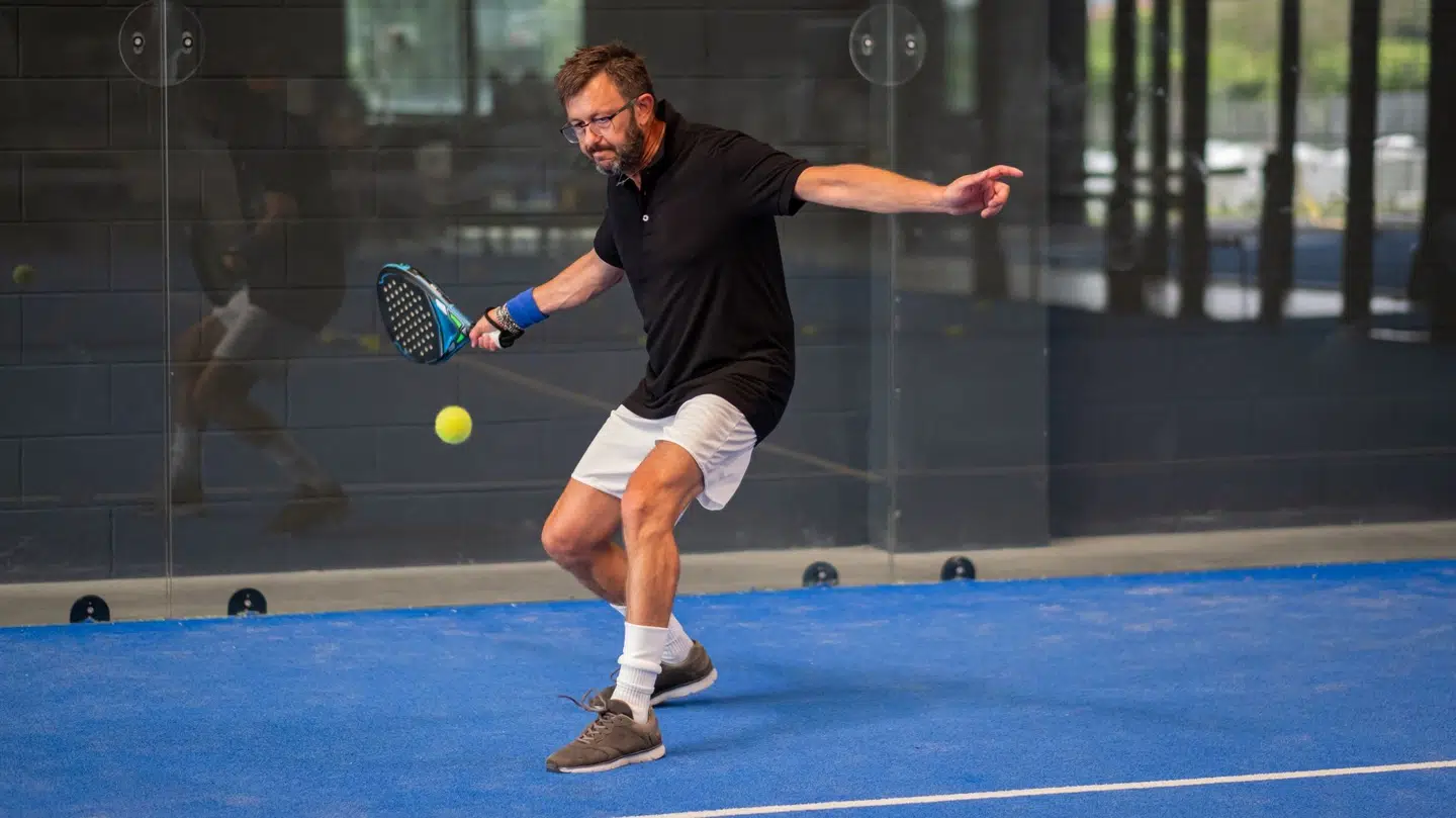 Padelsport er blevet populært blandt danskerne, men sporten fører også til mange skader.