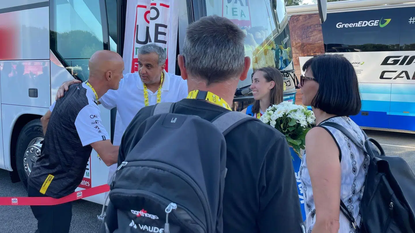 Pogacar-familien i snak med Mauro Gianetti og Matar Suhail Al Yabhouni Al Dhaheri.