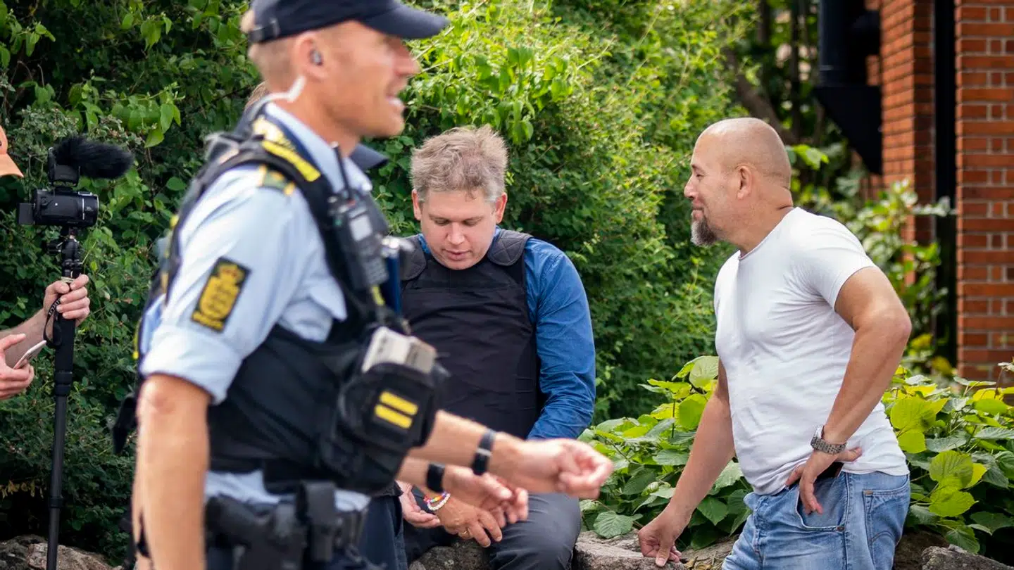 Rasmus Paludan talte i megafon foran Annette Heicks hus i Allinge under Folkemødet på Bornholm i 2023. Men Annette Heick kom op at toppes med Stram Kurs-politikeren - der havde fået påbud af politiet mod at deltage på Folkemødepladsen - mens hun ville have ham fjernet fra sin grund og sine madklubsgæster fra 'øverste, øverste, øverste hylde', som hun forklarede sig med.