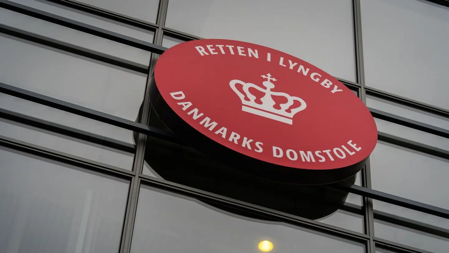 Tre mænd sidder på anklagebænken i hashsag, der trækker tråde til bandenetværk.