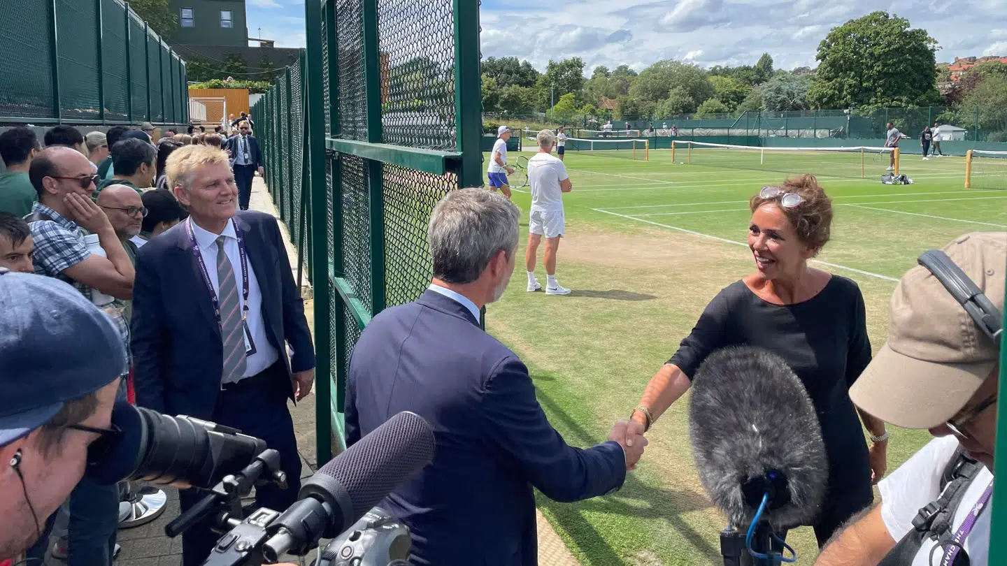 Aneke Rune byder kronprins Frederik velkommen.