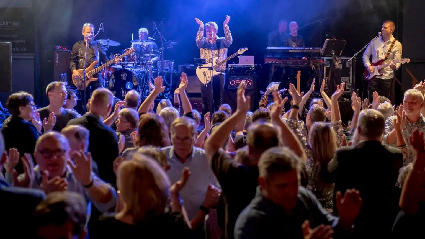 Johnny Hansen og resten af Kandis har været særdeles aktive med både albums og turneer. Her spiller Kandis til halbal i Aaruphallen på Vestfyn.