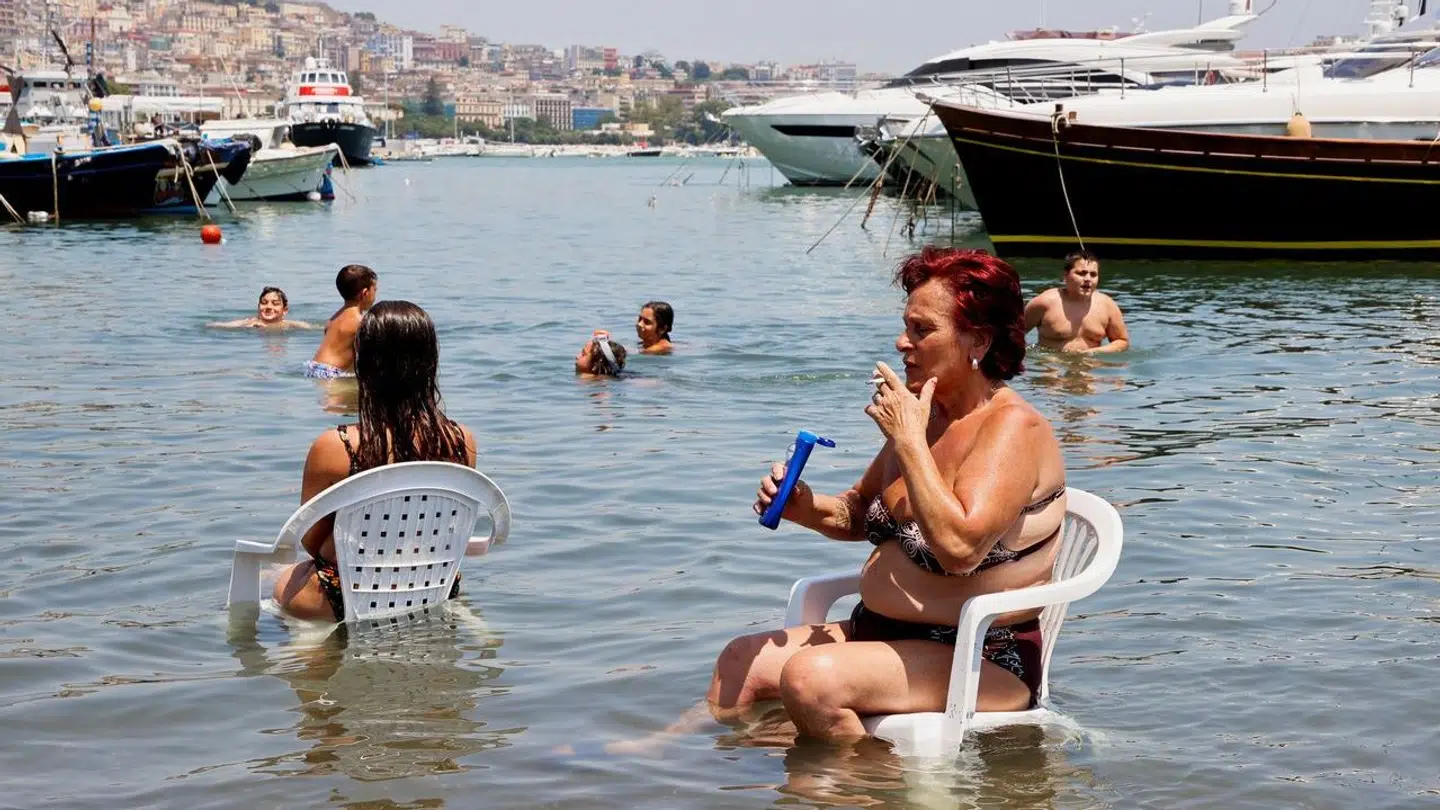 Også i Napoli i det sydlige Italien er der hedebølge. Her er det dog »kun« 33 grader, der bager ned over de pizzaglade italienere.
