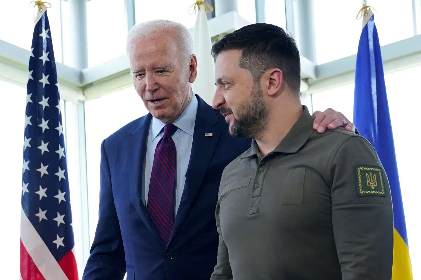 USA's præsident, Joe Biden (venstre, red.), skal mødes under fire øjne med Ukraines præsident, Volodymyr Zelenskyj (højre, red.), når det næste Nato-topmøde går i gang tirsdag. (Arkivfoto). Pool/Reuters