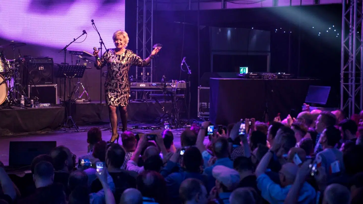 Birthe Kjær optræder på Eurobar i Stockholm 2016 for glade grandprix fans.