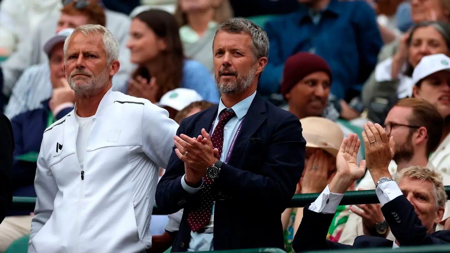 Lars Christensen og kronprins Frederik sad ved siden af hinanden under Holger Runes kamp.