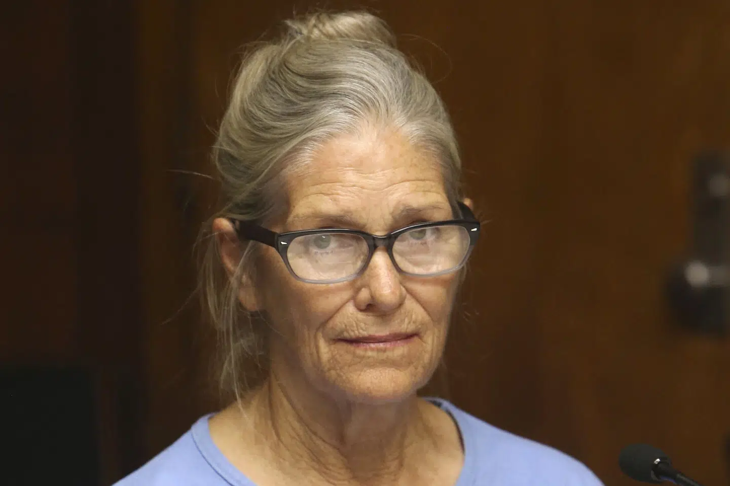Leslie Van Houten - en af massemorderen og kultlederen Charles Mansons følgere - er blevet løsladt fra fængslet, mere end 50 år efter at hun var med til at dræbe LaBianca-familien i Los Angeles. Her ses hun under et retsmøde i 2017. Stan Lim/Ritzau Scanpix