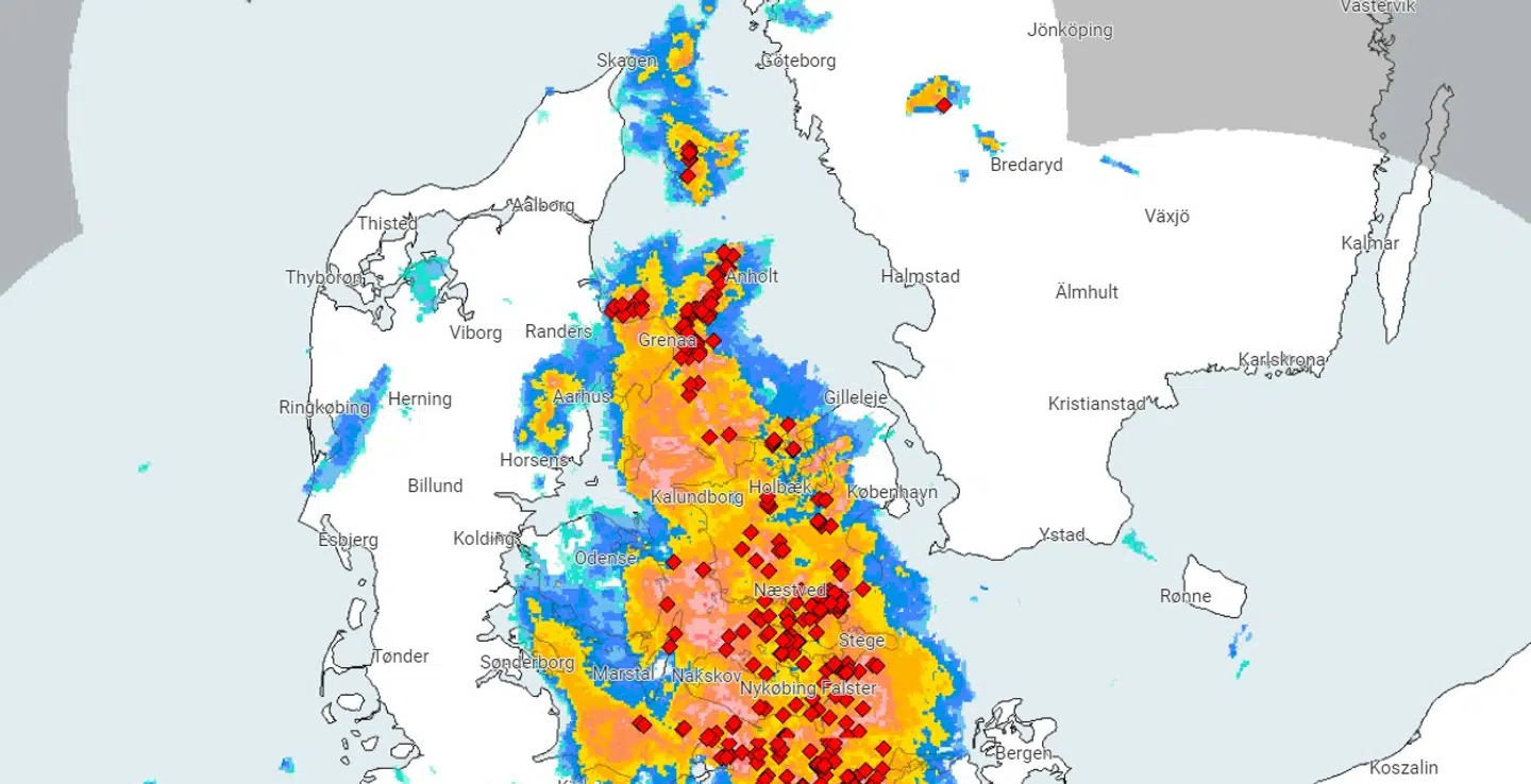 De røde firkanter fortæller, hvor der er registreret torden. Så der har været en del.