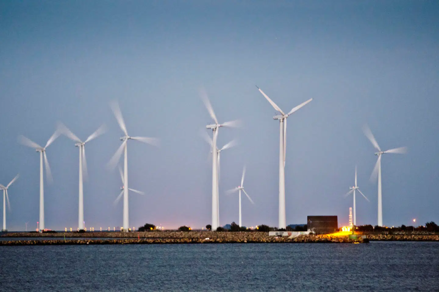 Danskerne er ifølge ny undersøgelse positive overfor vindmøller i deres egen kommune, skriver Information.